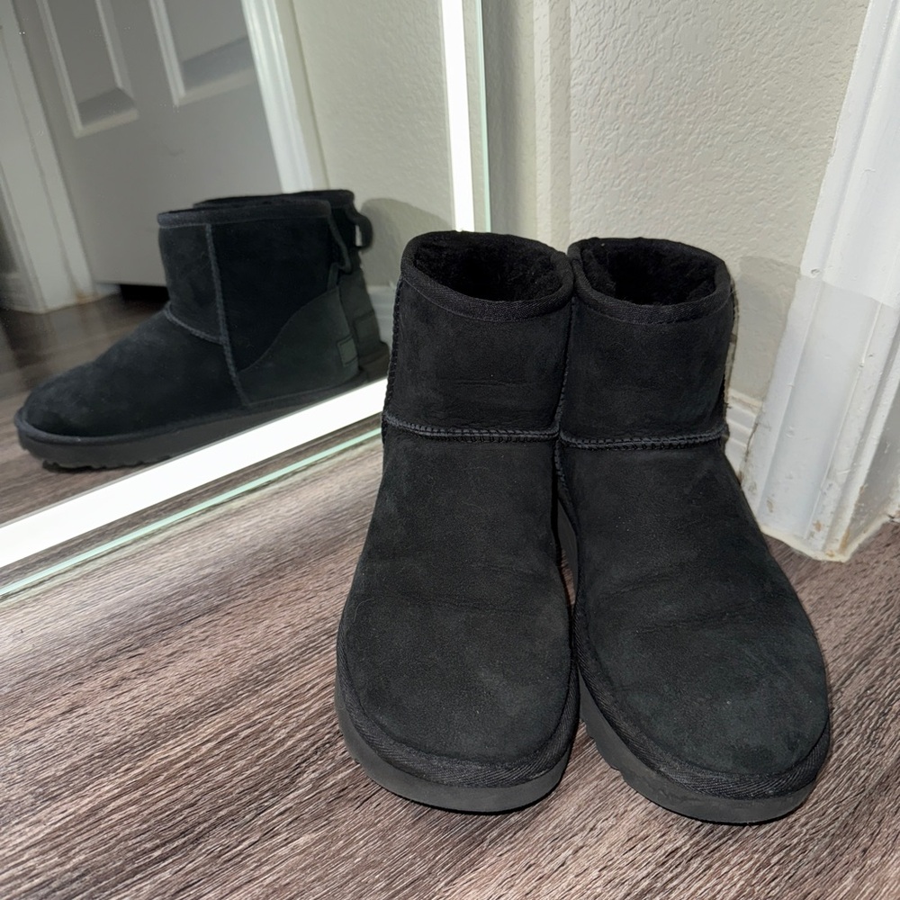 Black uggs mini size 7